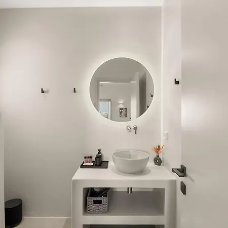 فيلة Lyra House *